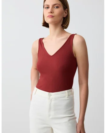 Top slim fit cu decolteu in V
