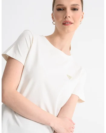 Tricou cu decolteu la baza gatului si aplicatie logo discreta, Alb fildes/Bej deschis
