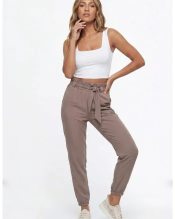 Pantaloni dama casual regular, lungime 7/8, talie inalta, cu buzunare si curea - M1347, Maro
