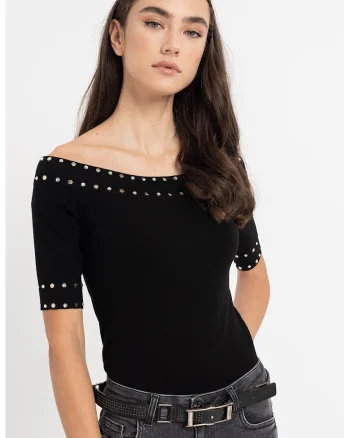 Pulover slim fit cu decolteu pe umari si nituri metalice, Negru
