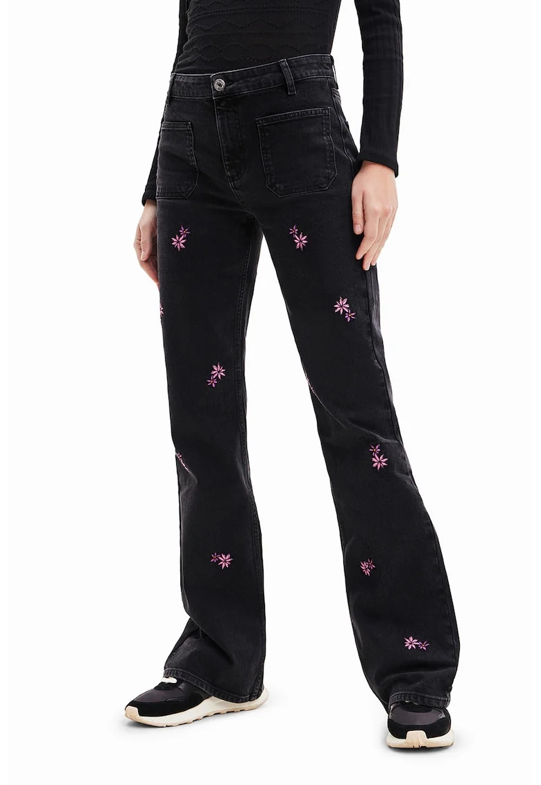 Blugi evazati cu broderii, Negru