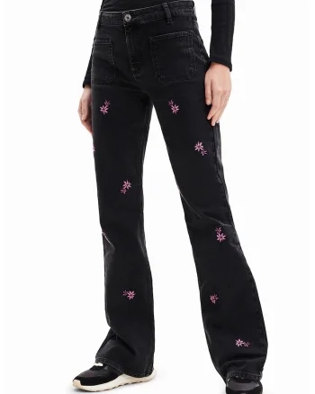 Blugi evazati cu broderii, Negru