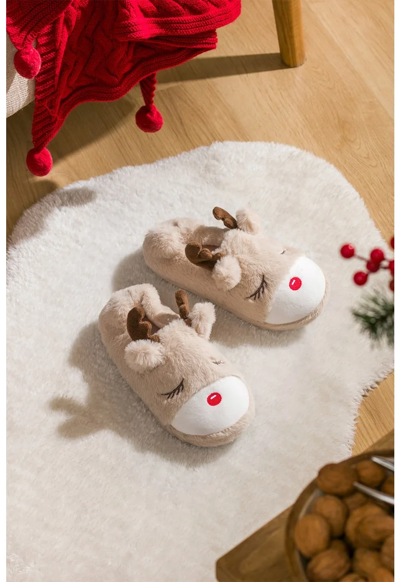 Papuci pufosi cu design tematic de Craciun, Maro camel