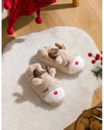 Papuci pufosi cu design tematic de Craciun, Maro camel