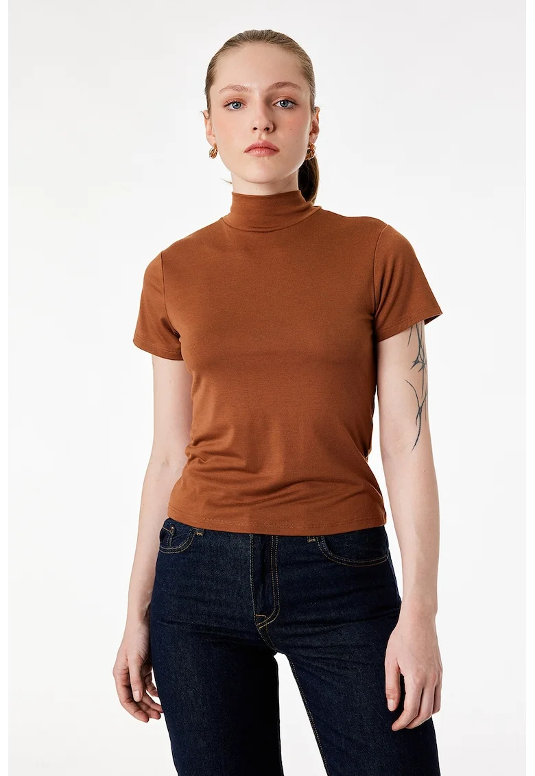 Tricou slim fit cu guler inalt, Caramiziu