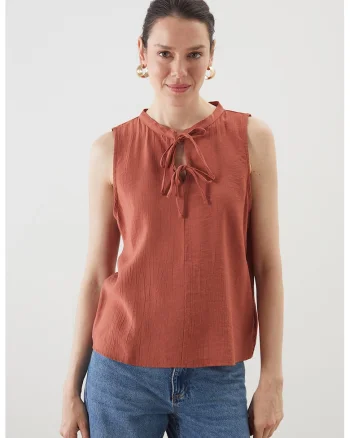 Bluza cu prindere cu snururi, fara maneci, Caramiziu