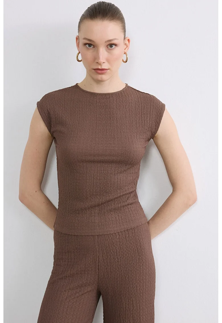 Top slim fit cu aspect texturat, Maro