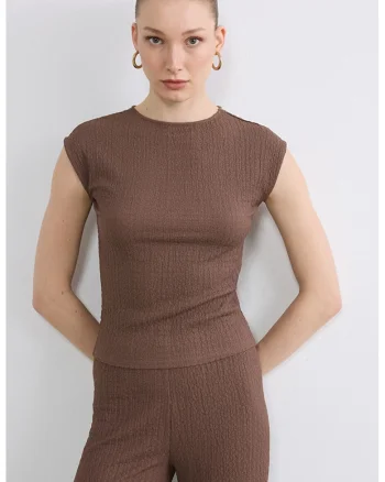 Top slim fit cu aspect texturat, Maro