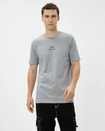 Tricou cu text, Gri