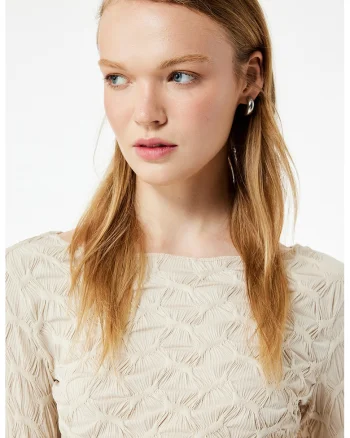Bluza crop cu decolteu barcuta, Crem