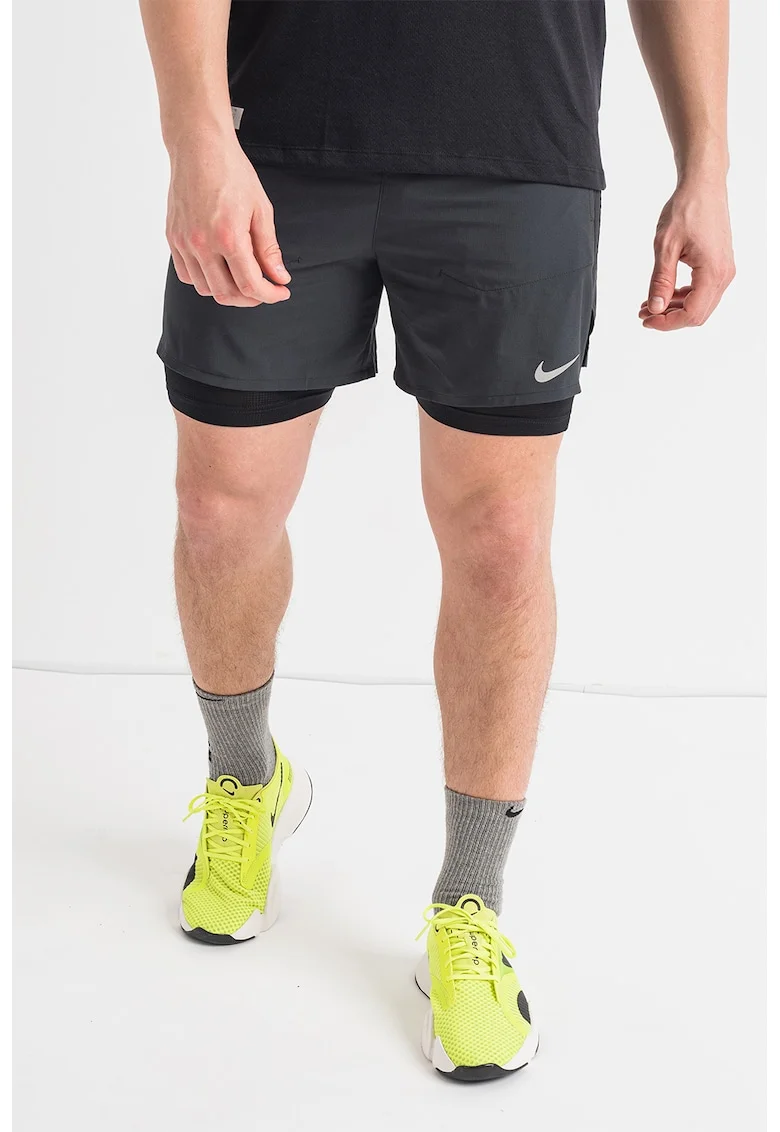 Pantaloni scurti cu buzunare laterale si tehnologie Dri-Fit, pentru alergare Stride, Negru