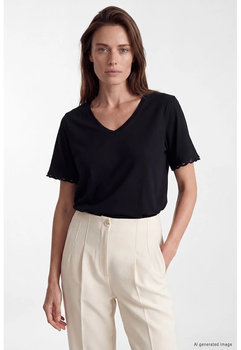 Tricou cu decolteu in V si detalii perforate, Negru