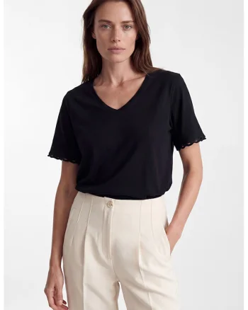 Tricou cu decolteu in V si detalii perforate, Negru