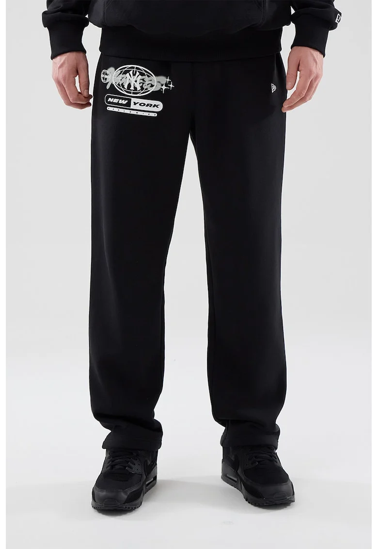 Pantaloni de trening cu croiala regular-fit si logo, Negru