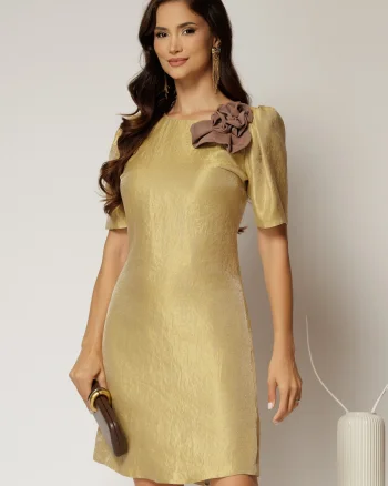 Rochie scurta aurrie cu croi drept si detaliu floral la decolteu