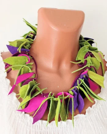 Colier handmade din piele naturala,nuante fuchsia ,olive