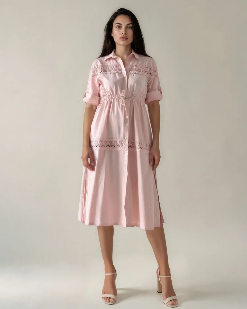 Rochie largă cu șiret în talie și broderie roz - Unica S-L