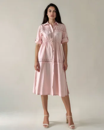 Rochie largă cu șiret în talie și broderie roz - Unica S-L