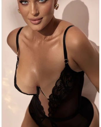 Body cu segmente din plasa si dantela