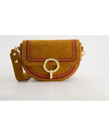 Geanta crossbody  piele intoarsa, maro, dimensiuni 14x20x5cm, cu curea detasabila, compartimente interioare si exterioare.