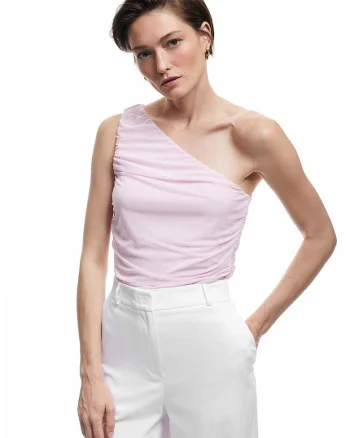 Body uni cu decolteu pe un umar, Roz pastel