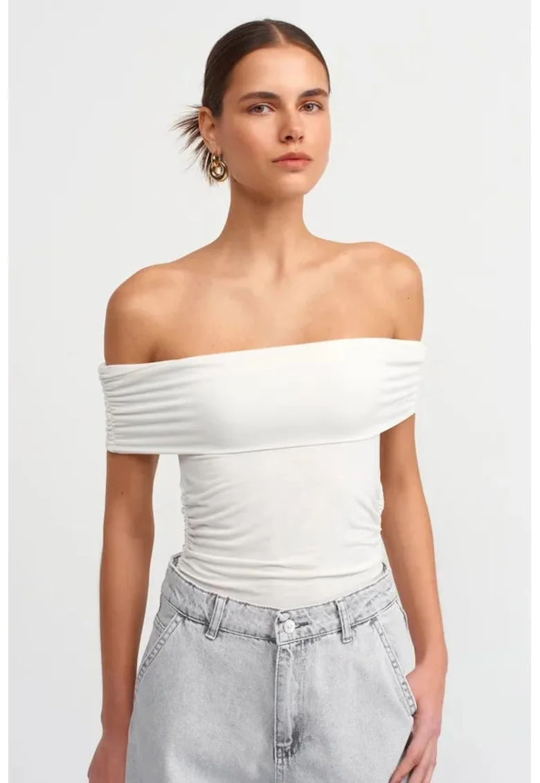Top bodycon,  umeri goi, volane, alb, jerseu