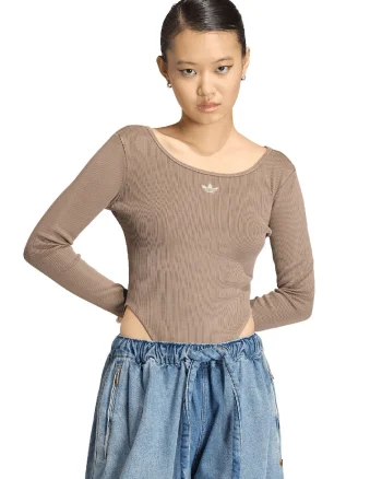 Body slim fit cu stritatii si decolteu barcuta, Maro camel