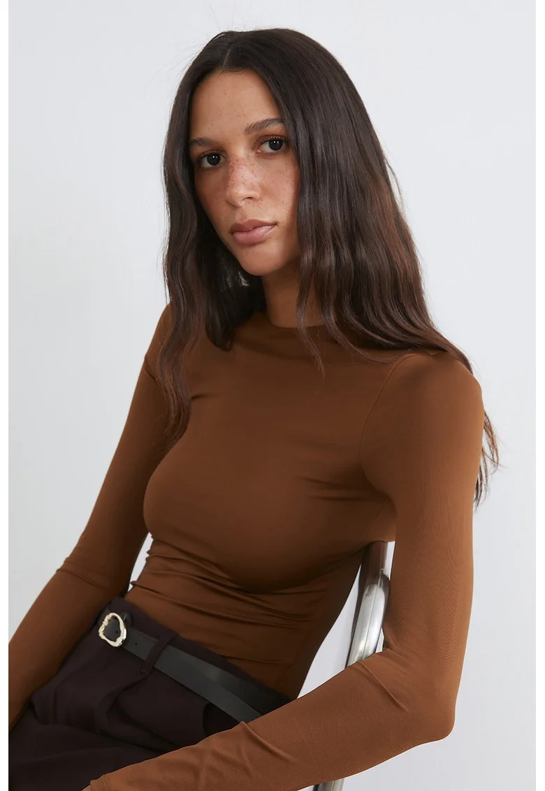 Body slim-fit cu decolteu la baza gatului, Maro scortisoara