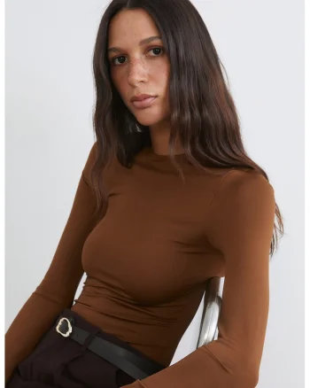Body slim-fit cu decolteu la baza gatului, Maro scortisoara