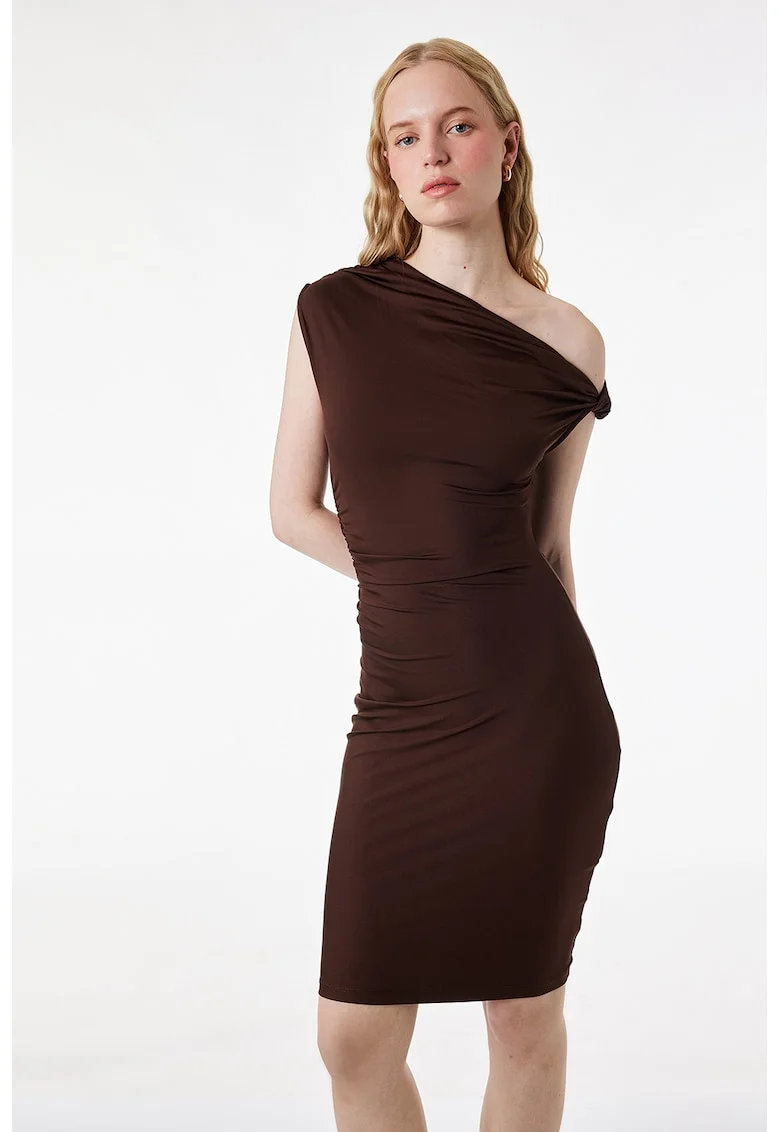 Rochie bodycon cu decolteu pe un umar, Maro cognac