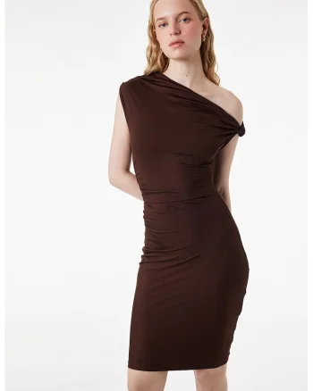 Rochie bodycon cu decolteu pe un umar, Maro cognac