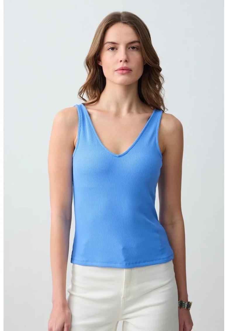 Top slim fit cu decolteu in V