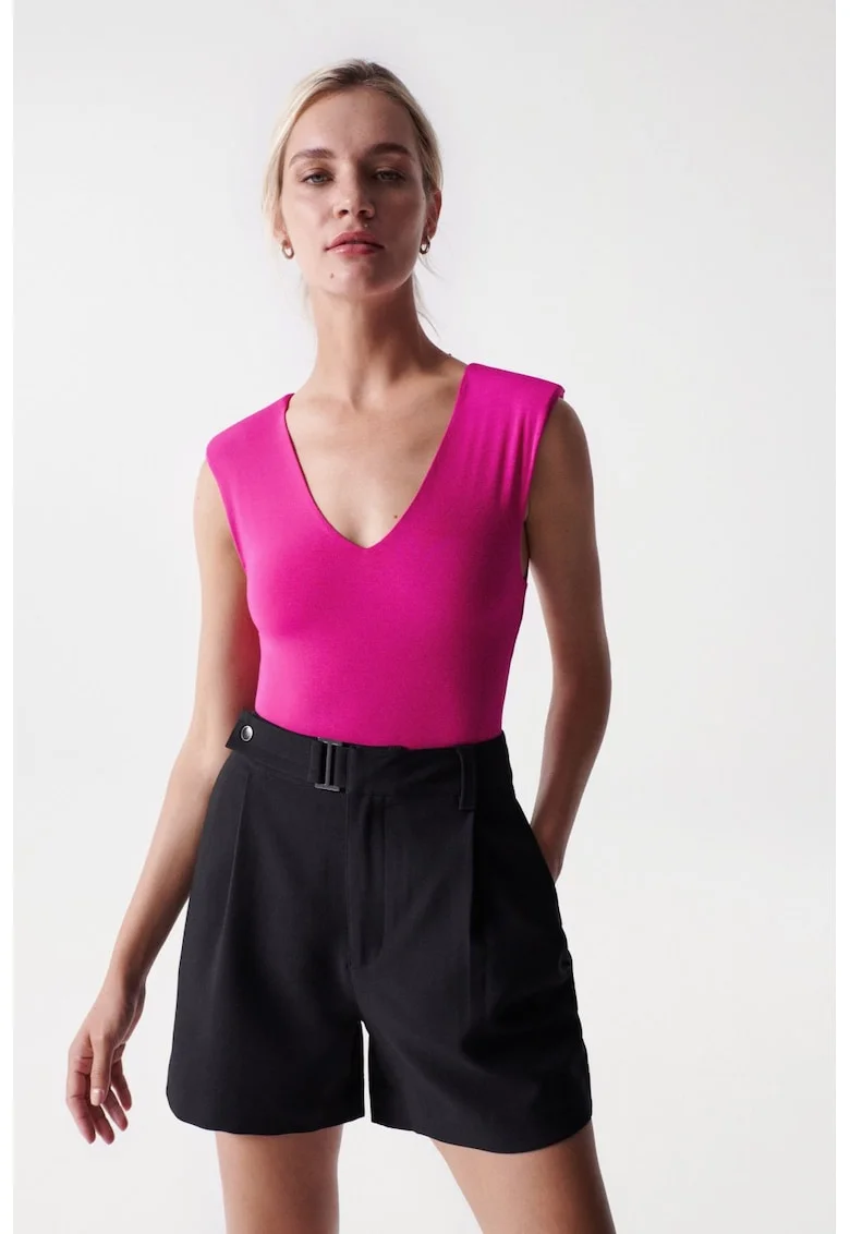 Body slim fit cu decolteu in V.