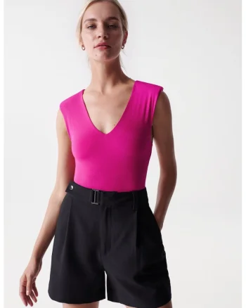 Body slim fit cu decolteu in V.