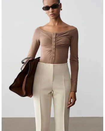 Bluza Body  slim-fit, decolteu barcuta, bej natural, amestec bumbac-modal-elastan