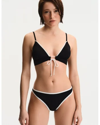 Sutien cu cupe triunghiulare, Negru