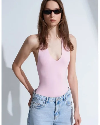 Body  cu guler halter, decupaje, roz pudra, 93% nailon, 7% elastan