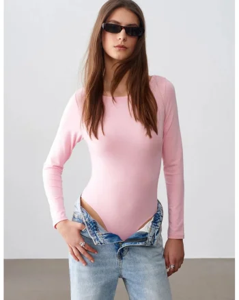 Body  slim fit, roz pudrat, maneca lunga, elastic, 47% modal, 46% bumbac, 7% elastan