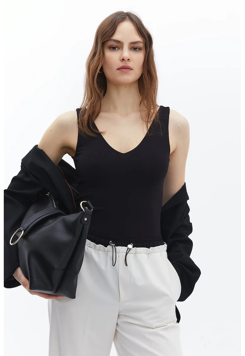 Body slim fit cu decolteu in V, Negru