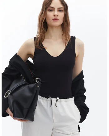 Body slim fit cu decolteu in V, Negru