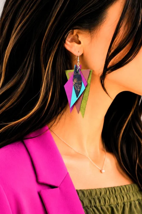 Cercei multicolori handmade din piele naturala ,cu forme geometrice suprapuse