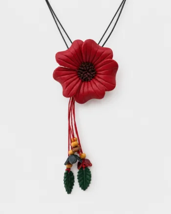 Colier reglabil statement din piele naturala cu floare rosie 3D, frunzulite si margele decorative