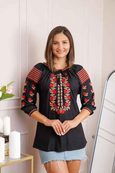 Bluza tip ie neagra cu motiv floral rosu Viorica 02