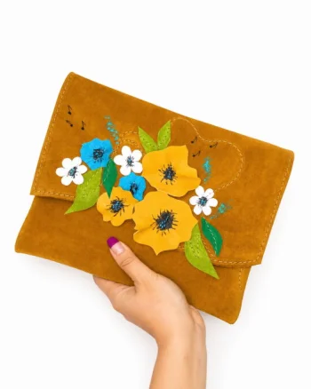 Plic handmade din piele naturala intoarsa, nuanta chihlimbar ,cu flori de camp si maci