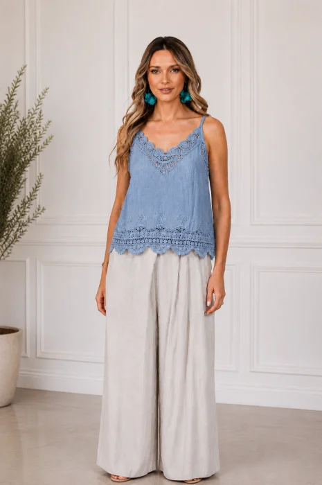 Top din bumbac cu dantela, bretele subtiri, croi lejer, albastru jeans usor prespalat