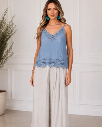 Top din bumbac cu dantela, bretele subtiri, croi lejer, albastru jeans usor prespalat