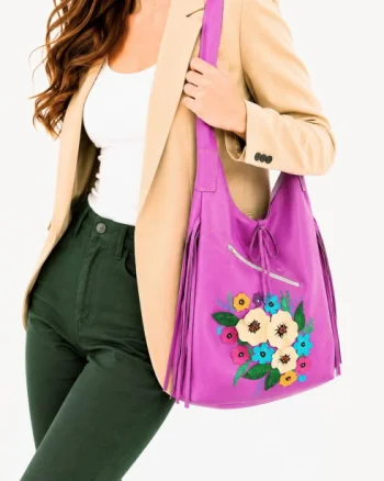 Geanta handmade lila cu flori multicolore din piele naturala