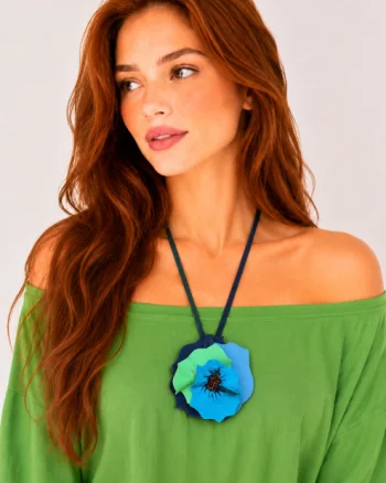 Colier multicolor din piele naturala, cu trandafir lucrat manual ,nuante bleumarin,bleu ,verde