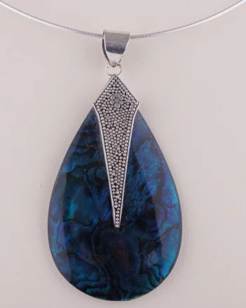 Pandant oval din scoica naturala paua shell albastra si decoratiune minimalista din argint 925