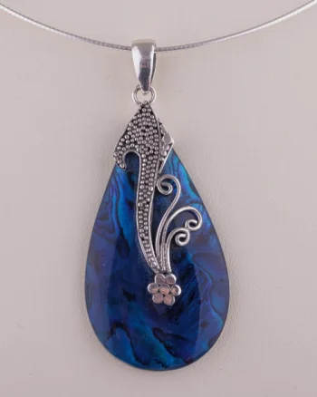 Pandant oval din scoica naturala paua shell albastra si decoratiune florala din argint 925